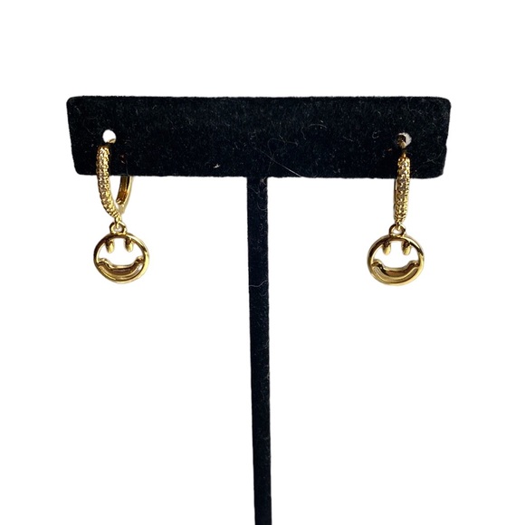 18K gold Plated Smiley Face Emoji Iced Zirconia Huggie Hoop Drop Hinge Earrings - Picture 3 of 9